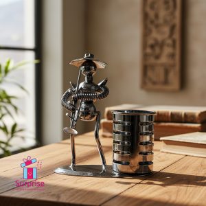 ⁦مقلمة معدن على شكل شخصية موسيقية⁩ - الصورة ⁦1⁩