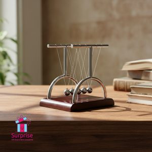 Pendulum décor with metal balls - Image 1