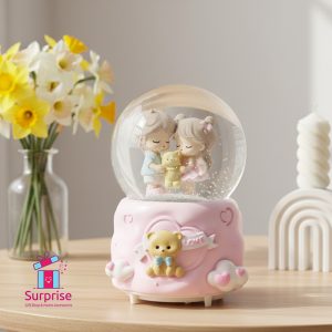 ⁦كرة ثلج مائية مضيئة وموسيقية ذاتية الحركة بتصميم كوبل مع دبدوب⁩ - الصورة ⁦1⁩