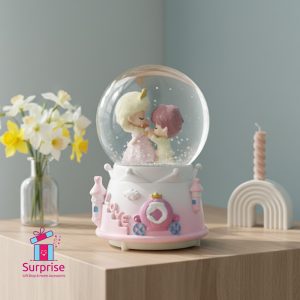 ⁦كرة ثلج مائية مضيئة وموسيقية بتصميم الأمير والأميرة⁩ - الصورة ⁦1⁩