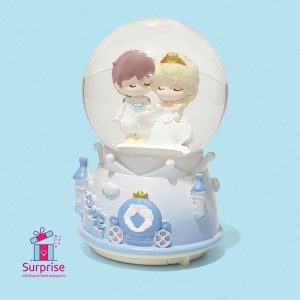 ⁦كرة ثلج مائية مضيئة وموسيقية بتصميم الأمير والأميرة⁩ - الصورة ⁦2⁩