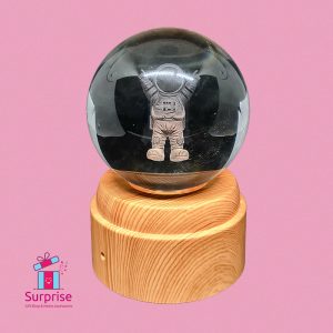 ⁦كرة كريستال 3D متحرك مضيء بتصميم رائد فضاء⁩ - الصورة ⁦2⁩