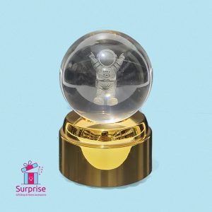 ⁦كرة كريستال ثلاثي الأبعاد متحرك مضيء بتصميم رائد فضاء⁩ - الصورة ⁦2⁩