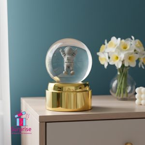 ⁦كرة كريستال ثلاثي الأبعاد متحرك مضيء بتصميم رائد فضاء⁩ - الصورة ⁦1⁩