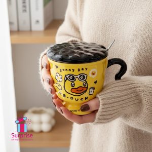 ⁦مج بورسلين بغطاء ومعلقة معدنية⁩ - الصورة ⁦1⁩