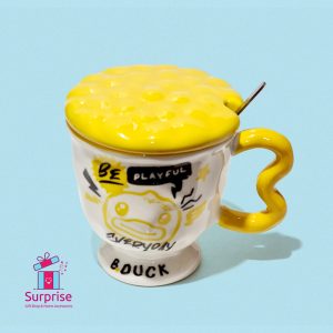 ⁦مج بورسلين بغطاء ومعلقة معدنية⁩ - الصورة ⁦2⁩