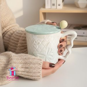 ⁦مج بورسلين بغطاء ومعلقة معدنية⁩ - الصورة ⁦1⁩