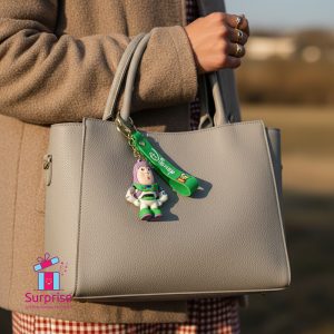 ⁦ميدالية رابر على شكل شخصية باز يطير من فيلم توي ستوري⁩ - الصورة ⁦1⁩