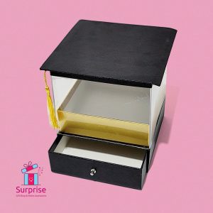 ⁦علبة هدايا للتخرج بغطاء أكريليك مع درج⁩ - الصورة ⁦2⁩