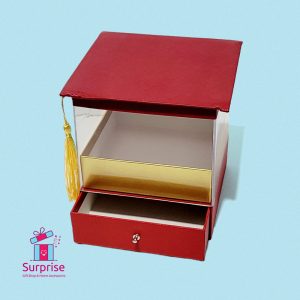 ⁦علبة هدايا للتخرج بغطاء أكريليك مع درج⁩ - الصورة ⁦2⁩