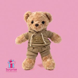 ⁦دبدوب فرو مرتدي هودي وشورت أنيق 33 سم⁩ - الصورة ⁦2⁩