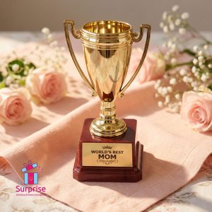 ⁦كأس ذهبي لامع مزين بلوحة مكتوب عليها “WORLD’S BEST MOM”⁩ - الصورة ⁦1⁩