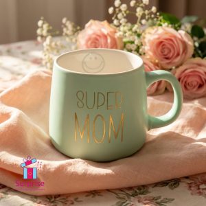 ⁦كوب بورسلين بلون أخضر باستيل مزين بعبارة “SUPER MOM”⁩ - الصورة ⁦1⁩