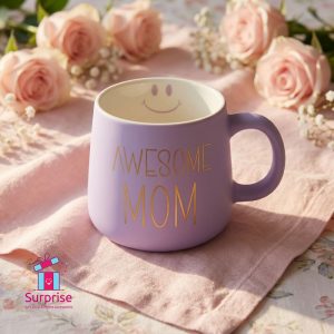 ⁦كوب بورسلين بلون اللافندر مزين بعبارة “AWESOME MOM”⁩ - الصورة ⁦1⁩