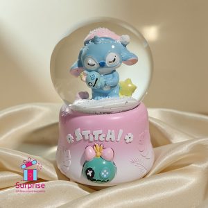 ⁦كرة ثلج ووتر بول موسيقية ديزني بشخصية ستيتش وأنجل مع أضواء LED ملوّنة⁩ - الصورة ⁦1⁩
